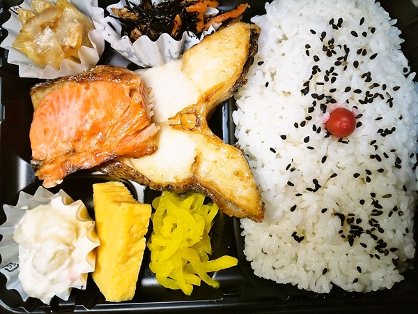 鮭とカラスカレイの焼き魚弁当