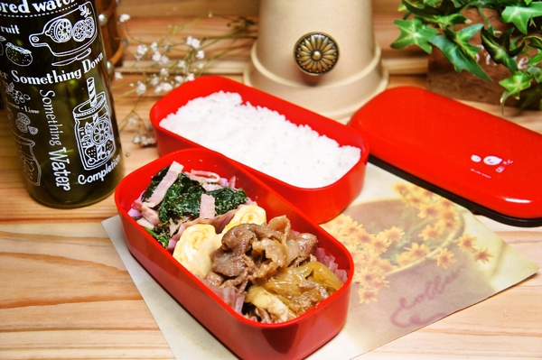 豚肉の甘辛炒め＆ホウレン草とベーコンの胡麻和え弁当