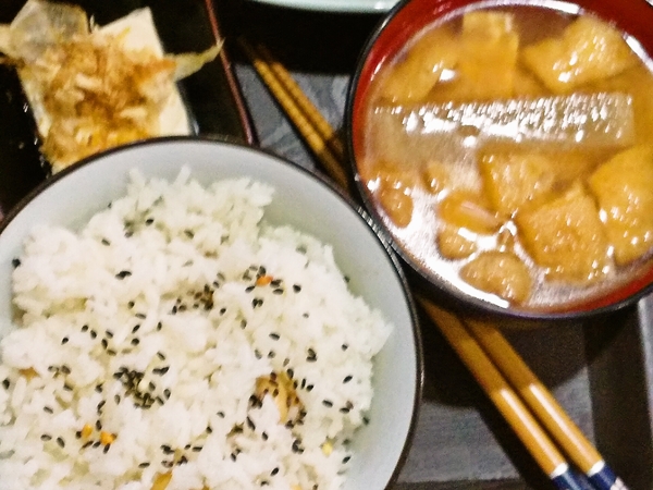 大豆入りご飯と油揚げたっぷりの味噌汁♪