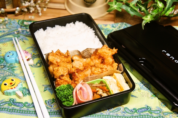 高校生男子、ボリュームに驚かれた量のメインでお弁当