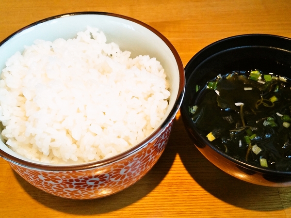 てんこ盛りご飯とメカブとワカメの澄まし汁