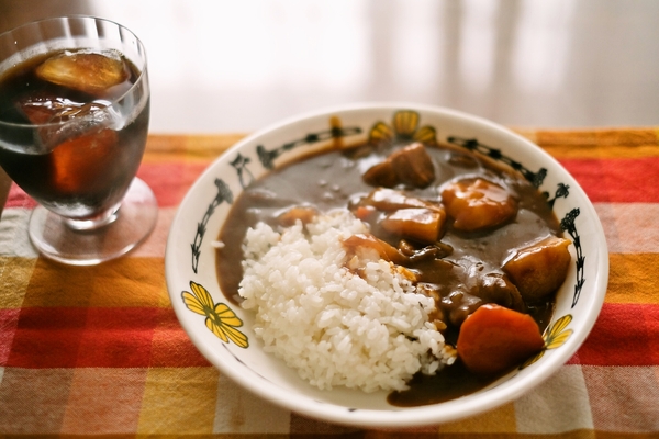 朝ご飯のカレーライスとアイスコーヒー