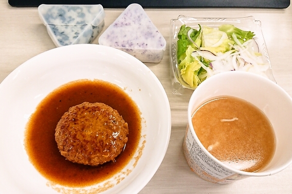 オフィスでランチ