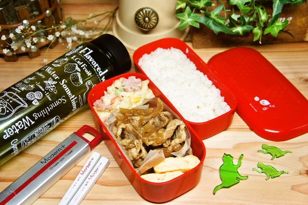 豚肉のスタミナ炒め＆ポテトサラダ弁当de長男のランチ