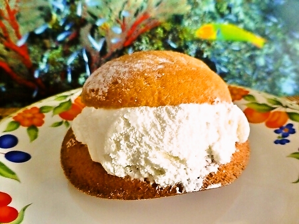 ファミマのスイーツ「クリームシフォン　マリトッツオ風」