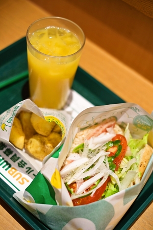 サブウエイのツナサンドとチーズフレーバーポテト