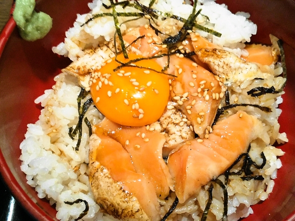 サーモンユッケ丼