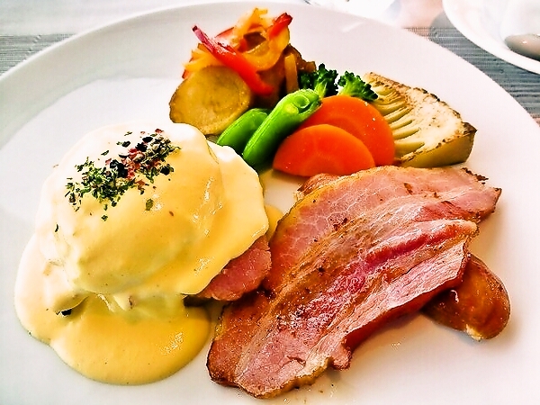 朝食　エッグベネディクト♪