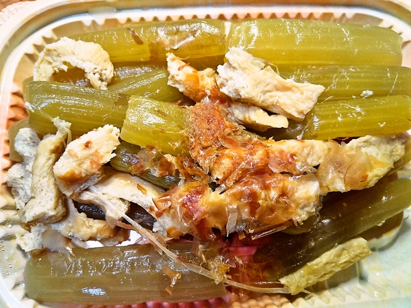 フキとお揚げさんの炊いたん