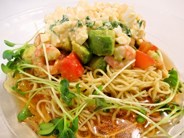 アボカド・トマト・エビのタルタルかけ冷やし中華