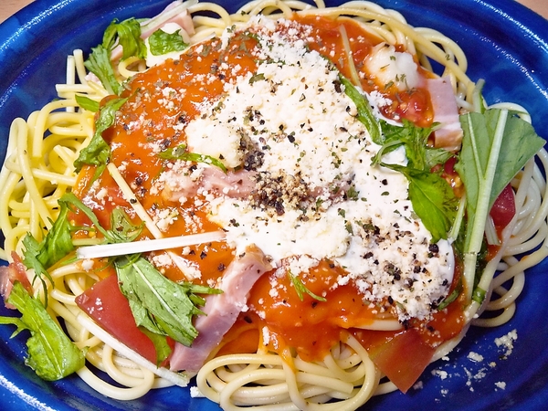 たっぷりチーズとトマトベーコンパスタ