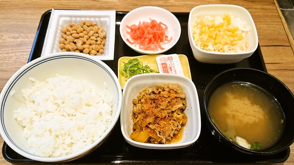 吉野家の朝食「納豆牛小鉢定食」