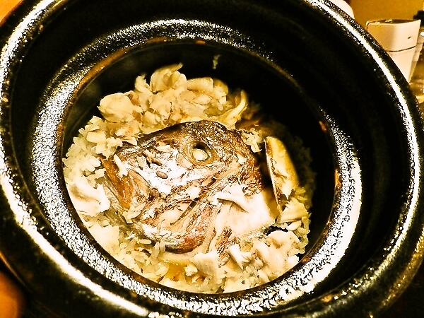 土鍋で作る「お頭つきの鯛ご飯」
