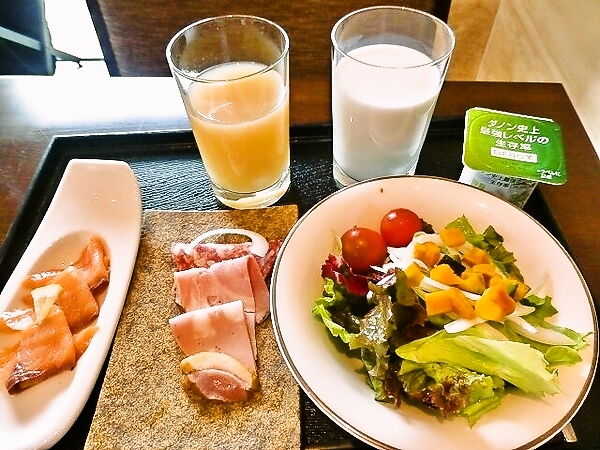 ホテルの朝食♪一部ですが・・・