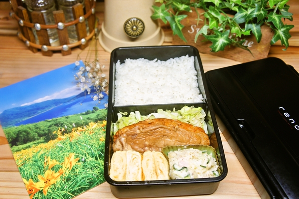 高校生男子、父と母が作ったおかずでお弁当