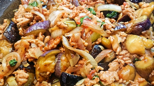 なすと鶏ひき肉の炒め物