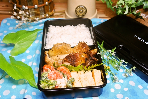 高校生男子、自分で購入したお肉がメインのお弁当