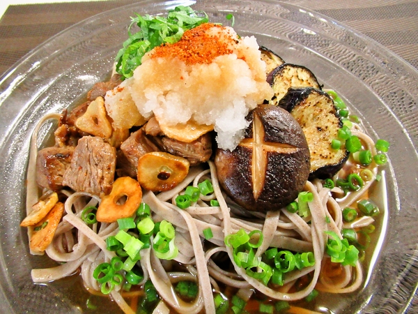 牛サイコロ肉のガリバタおろしそば