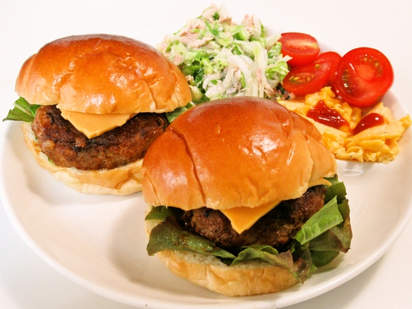 ロールパンの手作りハンバーガー