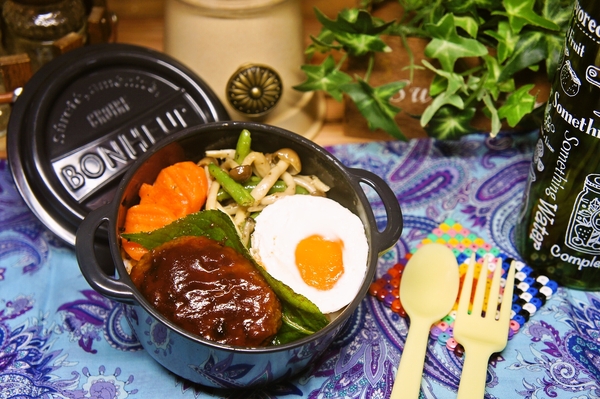 ロコモコ丼&シメジとインゲンのバターソテー弁当