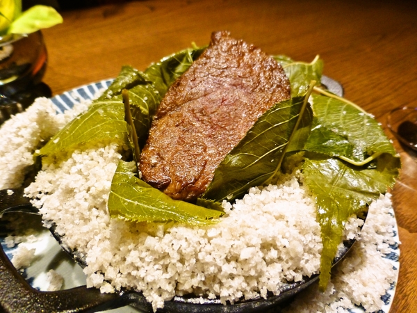 桜の葉で包んだ塩釜で作る「ローストビーフ」