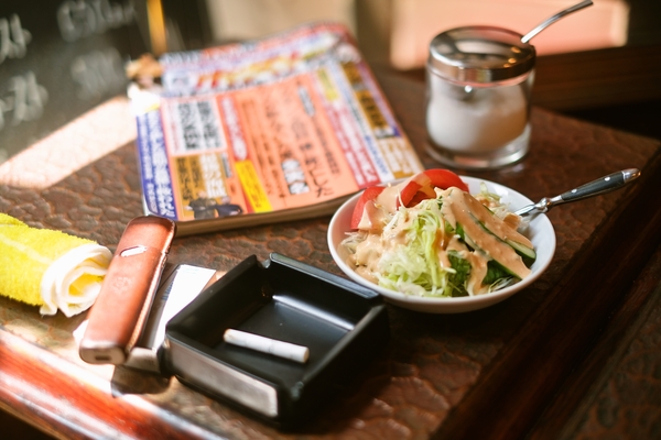 サラダをおかずにタバコをめしに。
