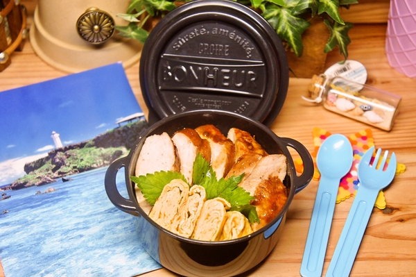 父が作った鶏叉焼＆母が作った玉子焼きのっけ丼弁当de長男のランチ