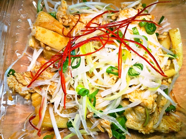 鶏肉とメンマのピリ辛サラダ