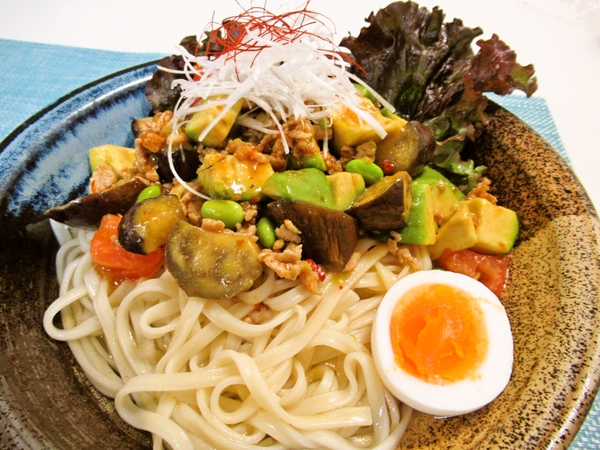 茄子とトマトとアボカドの麻婆炒めのせうどん