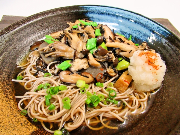 きのことこんにゃくの炒め煮そば