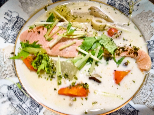 鮭と野菜の冷製豆乳スープ