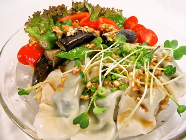 夏野菜の素揚げと手作り水餃子の冷やし中華