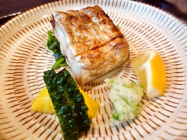 太刀魚の塩焼き　ゴーヤとパイナップルの甘酢漬け