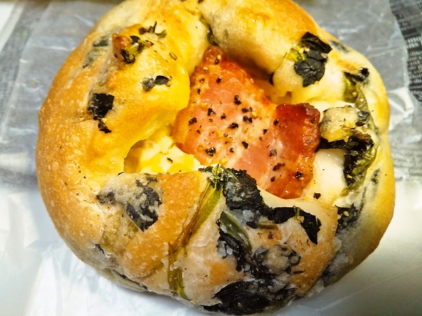 ほうれん草とベーコンチーズパン