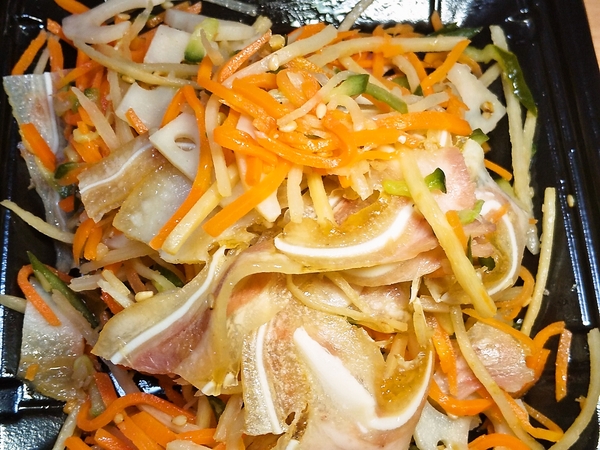 ミミガーと根菜のサラダ