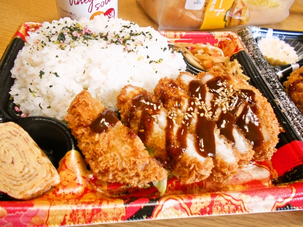 ドンキの弁当 (とんかつ）　\398