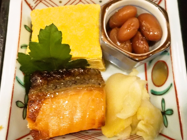 玉子焼きと鮭の西京焼きと煮豆とガリ