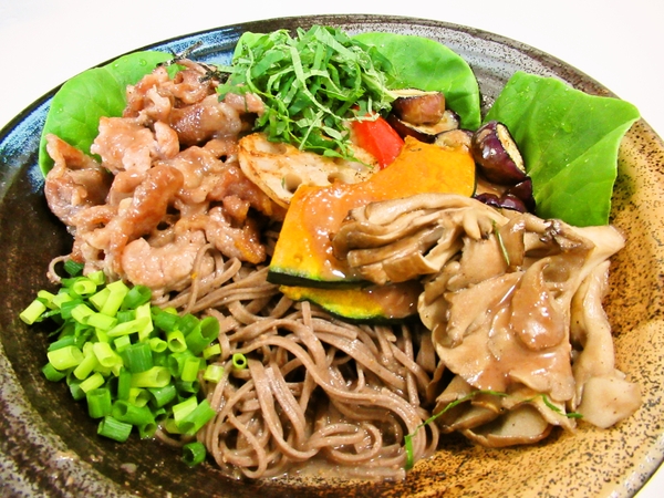 カリカリ豚と秋野菜のくるみだれ蕎麦
