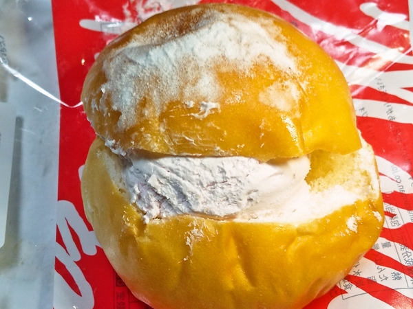 ちょっと崩れたストロベリーマリトッツォ；；