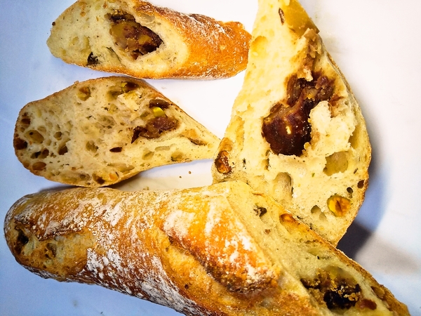 栗とピスタチオ入りバゲット