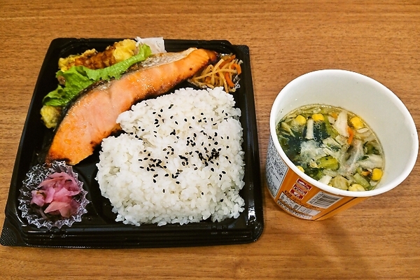 銀鮭西京焼き弁当とカップスープ