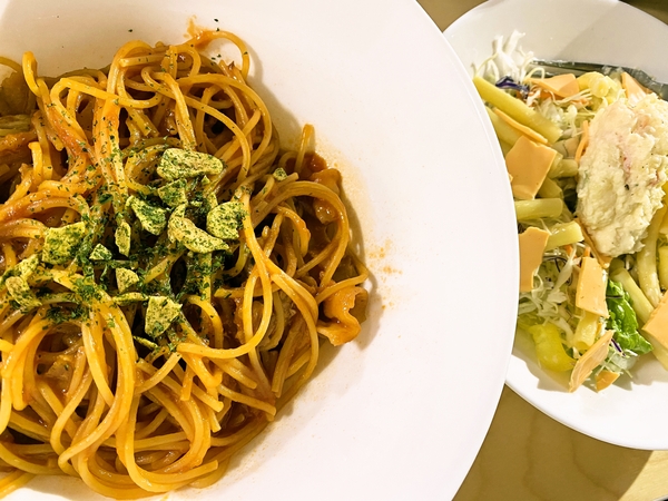 パスタとサラダ