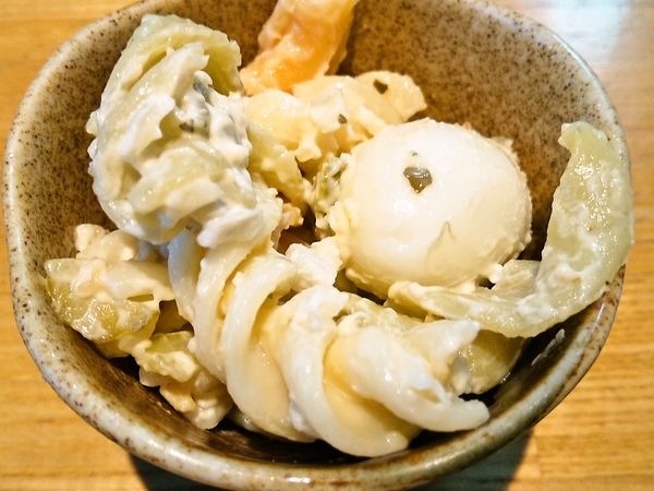 うずらの卵とパスタのタルタルサラダ