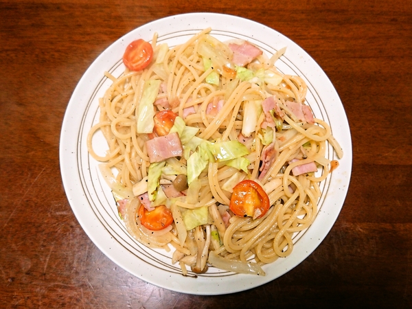 お昼はあり合わせのものでパスタ