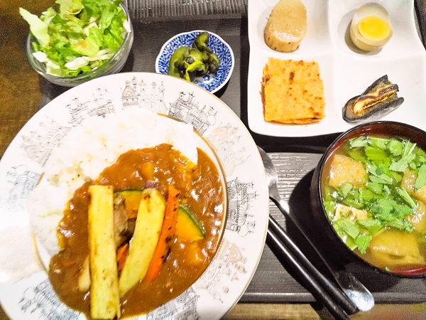 今日の日替わり定食はカレー！