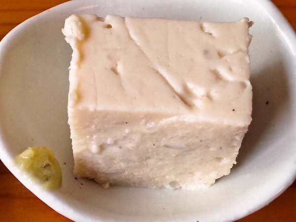 見た目冷奴みたいな白胡麻豆腐