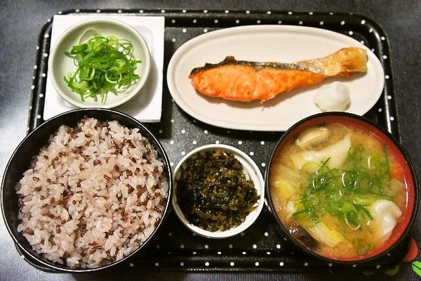 朝ご飯(焼鮭、餃子のみそ汁等)