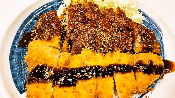 矢場とんの「わらじとんかつ」