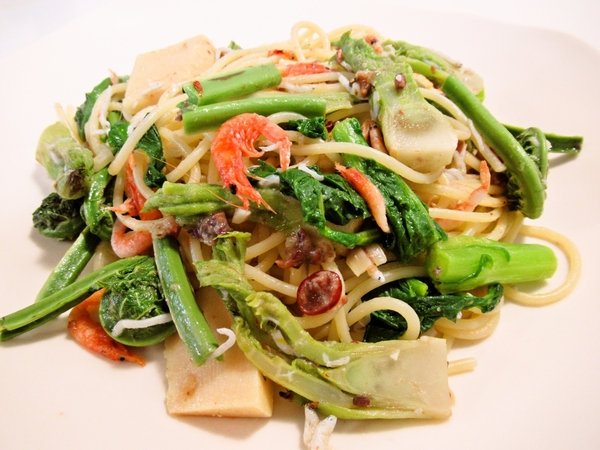 桜えびと春の山菜のアンチョビパスタ