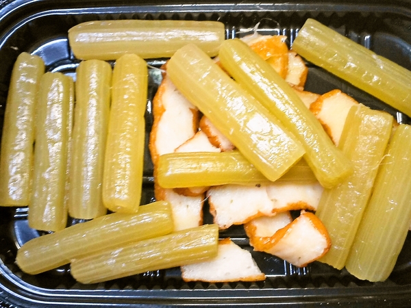 フキとさつま揚げの炊いたん